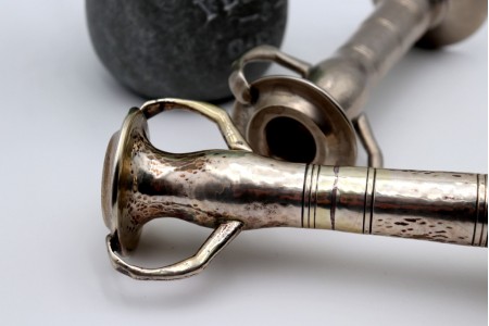 Castiçais em prata martelada com frisos duas pegas em forma de braços 