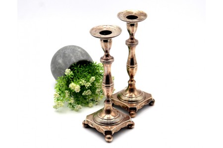 Castiçais de prata com fustes torneados assentes em bases quadradas com quatro