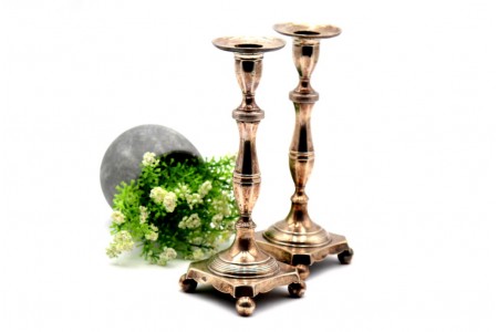 Castiçais de prata com fustes torneados assentes em bases quadradas com quatro