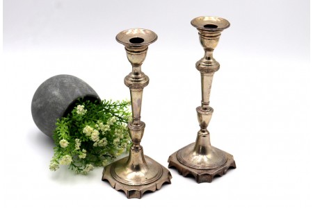 Castiçais em prata com fustes torneados e frisos nas bases recortadas