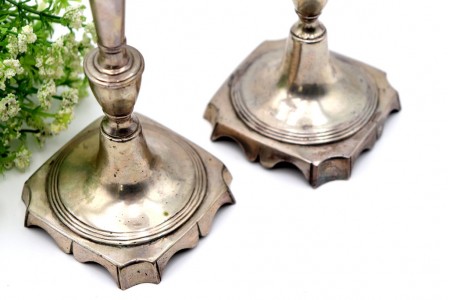 Castiçais em prata com fustes torneados e frisos nas bases recortadas