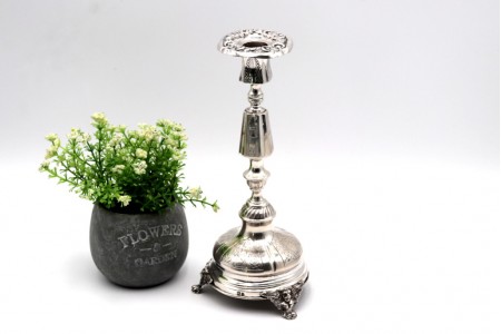 Castiçal solitário em prata com fuste torneado, motivos florais gravados