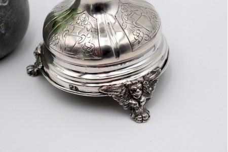 Castiçal solitário em prata com fuste torneado, motivos florais gravados