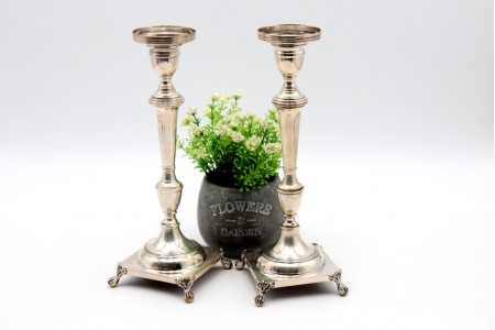 Castiçais em prata com frisos assentes em bases quadradas e com quatro pés 