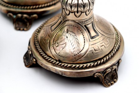 Castiçais em prata com fustes torneados com gravados, monogramas com cavalos e c