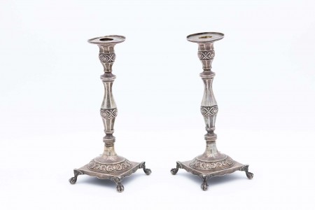 Par de castiçais em prata com fustes torneados