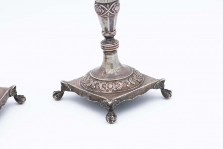 Par de castiçais em prata com fustes torneados