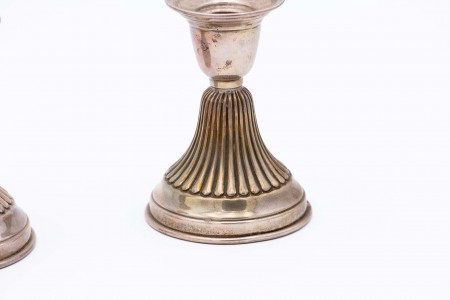 Par de castiçais baixos em prata relevada