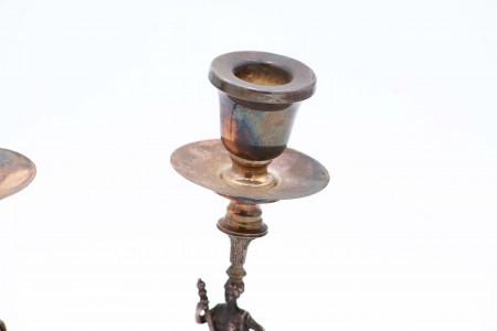 Par de castiçais em prata com divindades em vulto perfeito e arandelas lisas com base octogonal em madeira.