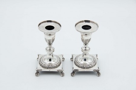 Par de castiçais em prata de base quadrangular