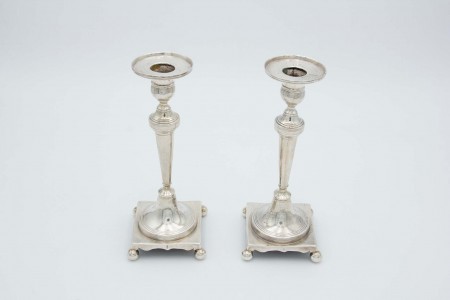 Par de castiçais de prata com fustes torneados