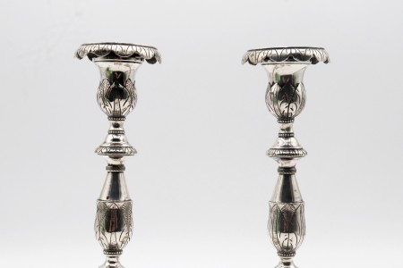 Castiçais em prata com motivos vegetalistas assentes em bases quadradas e relevadas