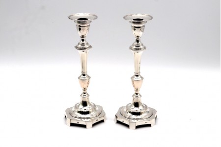 Castiçais em prata lisa e fuste torneado assentes em base de forma sextavada.