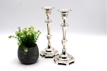 Castiçais em prata lisa e fuste torneado assentes em base de forma sextavada.