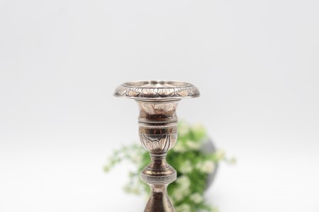 Castiçais em prata com fustes torneados e gravados, decoração em alto relevo