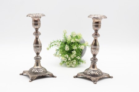 Castiçais em prata com fustes torneados e gravados, decoração em alto relevo