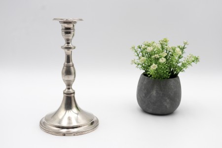 Castiçal solitário baixo em prata lisa com fuste torneado e base circular.