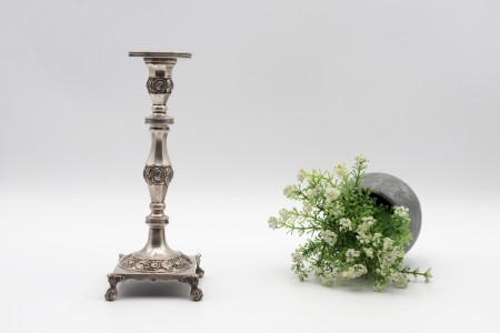  Castiçal solitário em prata com fuste torneado, motivos florais gravados 