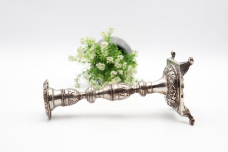 Castiçal solitário baixo em prata com gravados de folhas de acanto