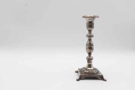 Castiçal solitário baixo em prata com gravados de folhas de acanto