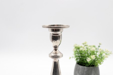 Castiçal solitário em prata com fustes torneados e pés esféricos