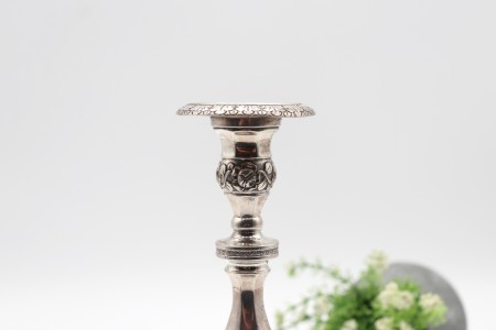 Castiçal em prata com fustes torneados, motivos florais em alto relevo