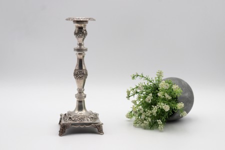 Castiçal em prata com fustes torneados, motivos florais em alto relevo