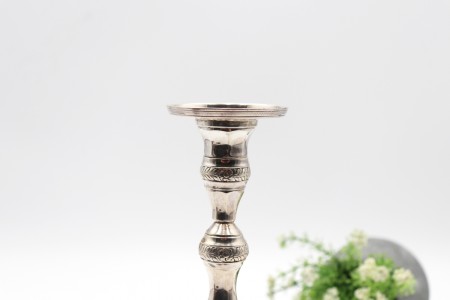 Castiçal em prata com gravados vegetalistas, fuste torneado e base quadrada