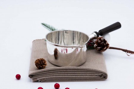 Caçarola em prata lisa com pega em madeira de castanho.