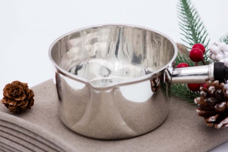 Caçarola em prata lisa com pega em madeira de castanho.