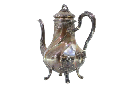 Chaleira em prata espiralada com relevos e aplicações, assente sobre quatro pés em forma de garras e tampa basculante.