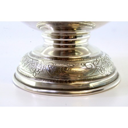 Chaleira em prata com gravados na envolvência, base circular e tampa com pomo.