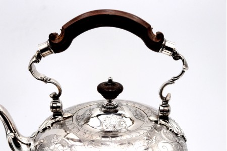 Chaleira de prata com motivos florais relevados, elementos vegetalistas