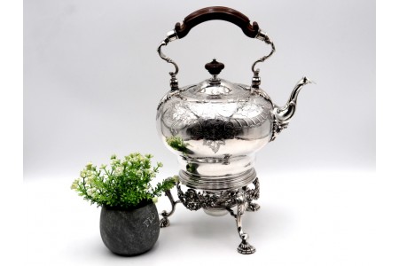 Chaleira de prata com motivos florais relevados, elementos vegetalistas