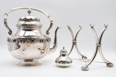 Chaleira de prata lisa com elementos relevados, pomo na tampa basculante