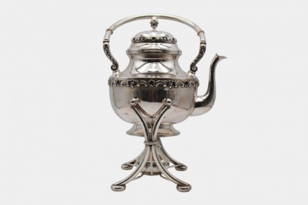 Chaleira de prata lisa com elementos relevados, pomo na tampa basculante