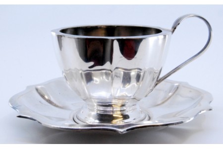 Chávena com pires em prata lisa com nervuras e asa curva.