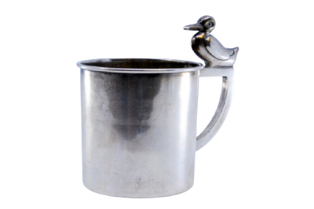 Copo de prata para criança com pato na asa