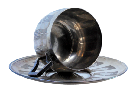 Chávena com pires em prata lisa com bandas ao alto e  gravados assimétricos.