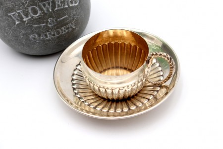  Chávena e pires em prata com relevos canelados