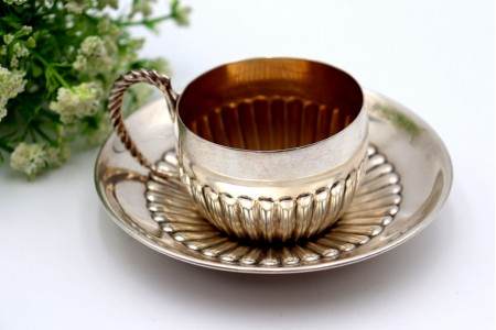  Chávena e pires em prata com relevos canelados