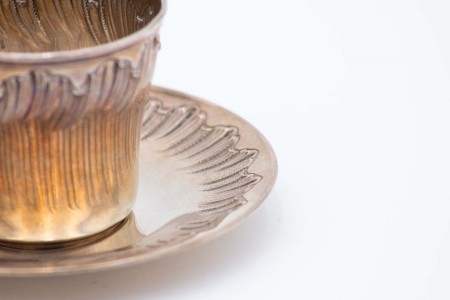 Chávena de café e pires em prata