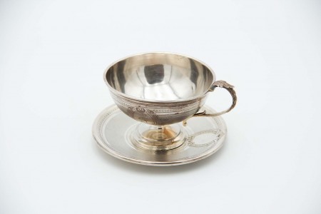 Chávena de chá relevada com pires em prata guilhochada, frisos perlados 