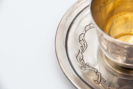 Chávena de café em prata relevada