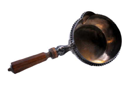 Caçarola em prata perlada na envolvência e cabo em madeira de castanho.