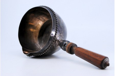 Caçarola em prata perlada na envolvência e cabo em madeira de castanho.