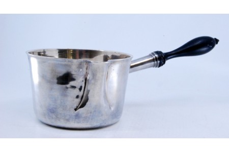 Caçarola em prata lisa com cabo em madeira de castanho.