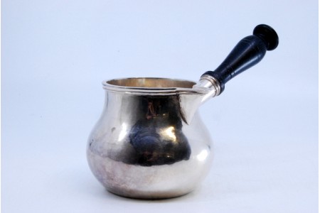 Caçarola em prata lisa com cabo em madeira de castanho e círculos concêntricos. 