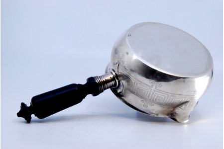 Caçarola em prata com gravados assimétricos na involvência e cabo em madeira de castanho.