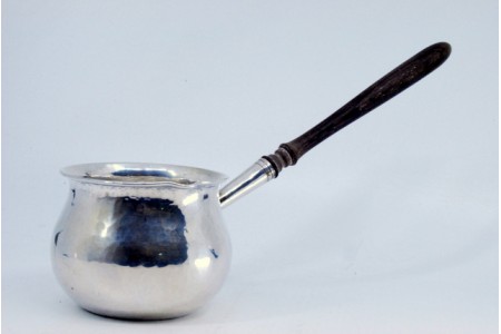 Caçarola em prata martelada com cabo em madeira.